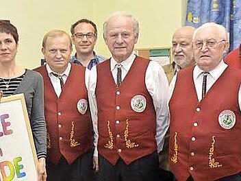 Bei der Spendenübergabe von 1000 Euro durch die St. Georgs-Sänger aus Marienroth an den Hospizverein Kronach. Das Bild zeigt (von links): Ingrid Steinhäußer (Schriftführerin Hospizverein), Anja Männl (Zweite Vorsitzende Hospizverein), Norbert Schülein (Vorsitzender St. Georgs-Sänger), Frank Schubert (Schatzmeister Hospizverein), Siegfried Stumpf (St. Georgs-Sänger), Heinz Stengel (Beisitzer Hospizverein), Otto Neder (St. Georgs-Sänger) und Peter Witton (Vorsitzender Hospizverein). Foto: Karl-...