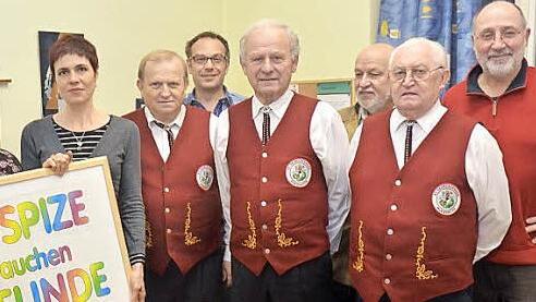 Bei der Spendenübergabe von 1000 Euro durch die St. Georgs-Sänger aus Marienroth an den Hospizverein Kronach. Das Bild zeigt (von links): Ingrid Steinhäußer (Schriftführerin Hospizverein), Anja Männl (Zweite Vorsitzende Hospizverein), Norbert Schülein (Vorsitzender St. Georgs-Sänger), Frank Schubert (Schatzmeister Hospizverein), Siegfried Stumpf (St. Georgs-Sänger), Heinz Stengel (Beisitzer Hospizverein), Otto Neder (St. Georgs-Sänger) und Peter Witton (Vorsitzender Hospizverein). Foto: Karl-...