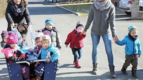 Nein, das ist noch nicht der Umzug, sondern nur ein kleiner Ausflug mit den Krippenkindern bei morgendlichem Sonnenschein.