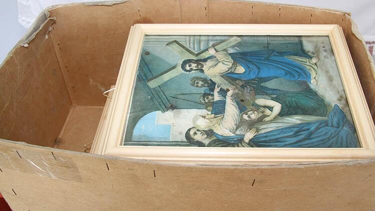 Die Kreuzwegbilder waren früher einmal in der Traischelkapelle aufgehängt. Jetzt wurden sie neu gerahmt.