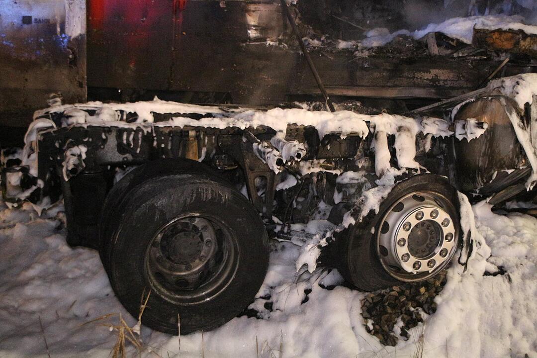 Personenzug rast in US-Militär-Schwertransporter