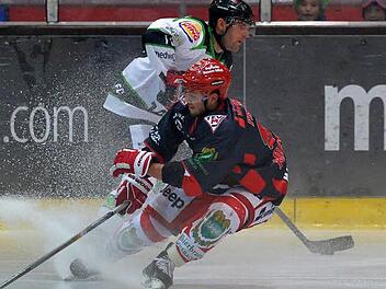 Der Höchstadter EC um Spielertrainer Daniel Jun (hinten) verlor mit 3:12 beim TEV Miesbach.  Foto: Picturedreams
