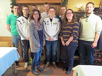 Klaus Herbert, Thorsten Ramspeck, Norbert Kropf, Tjorben Wilkens, Darko Juntez (hinten von links), Brigitte Link, Lukas Geyer und Bianca Tydecks (vorne von links) gehören zum FSV-Vorstand. Foto: Harald Kaiser