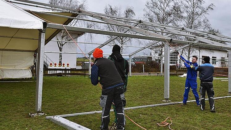 Auf dem Schützenplatz Meeder baut die Landjugend das Partyzelt für den Kultfasching auf. Foto: Gabi Arnold