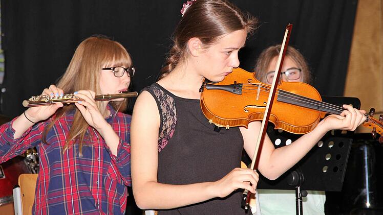 Das Orchester unter der Leitung von Barbara Lukat verdiente sich seinen Beifall mit dem Stück "Hanging Tree" aus "die Tribute von Panem".  Foto: Dieter Britz