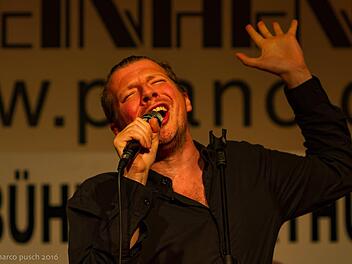 Adriano Prestel lief mit seiner kräftigen Stimme zu Höchstform auf und riss das Pubklikum mit. Foto: Winfried Ehling