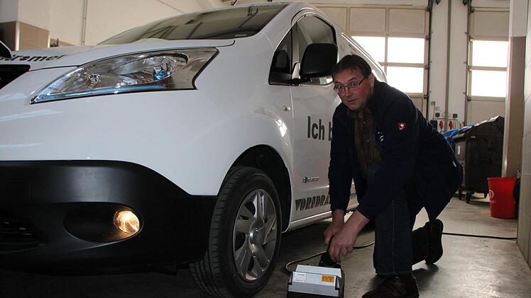 Arnold Brust von den Stadtwerken lädt einen E-Transporter.  Foto: Ulrike Müller