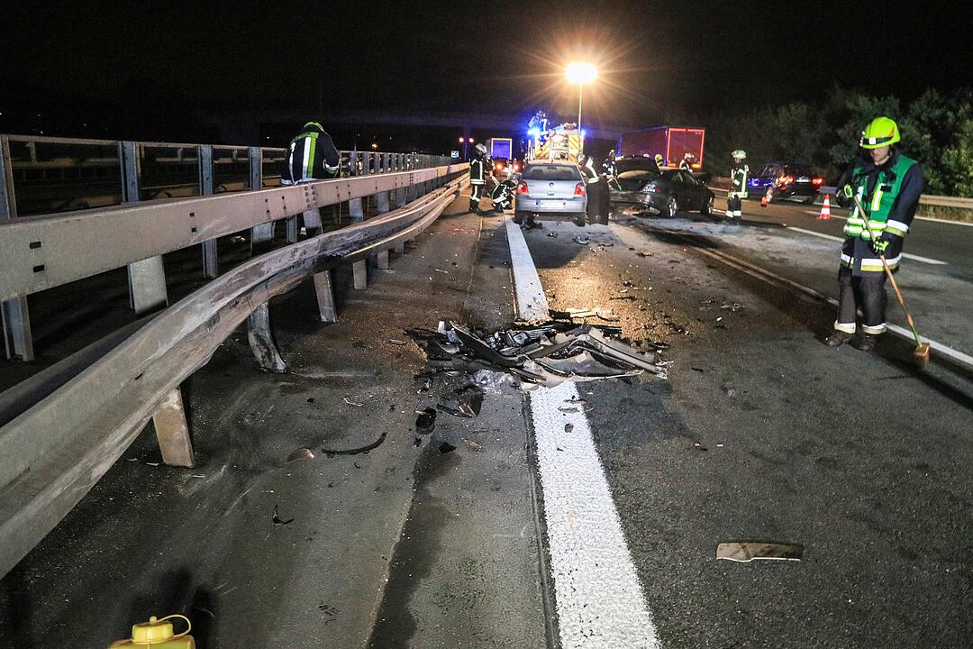 Zwei Autos und ein Lastwagen kollidieren auf A73