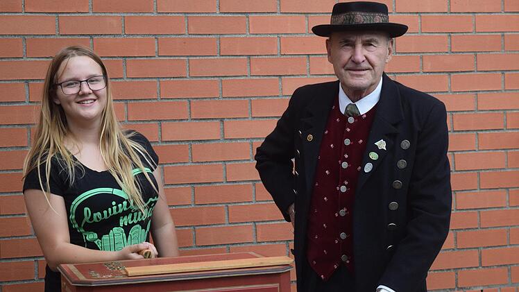 Besondere Mitmachaktion: Die Besucher des Laternenfest dürfen sich selbst an der Drehorgel ausprobieren. Foto: Daniela Pondelicek