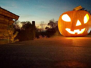Gruselkürbisse verschafften ihren Herstellern freien Eintritt in die Therme. Am Mittwochabend sorgen sie für die Badegäste für Halloweenstimmung.Rainer Lutz