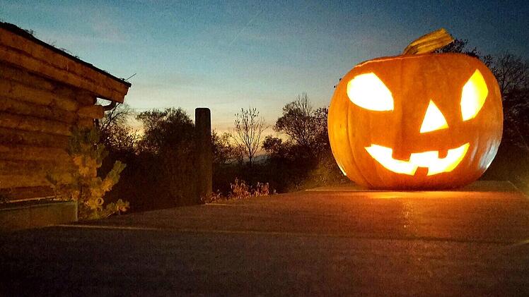 Gruselkürbisse verschafften ihren Herstellern freien Eintritt in die Therme. Am Mittwochabend sorgen sie für die Badegäste für Halloweenstimmung.Rainer Lutz
