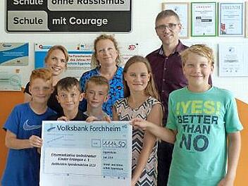 Bei der Spendenübergabe mit Schulkindern und Rektor Alexander Pfister Foto: Mathias Erlwein