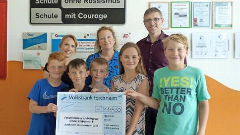 Bei der Spendenübergabe mit Schulkindern und Rektor Alexander Pfister Foto: Mathias Erlwein