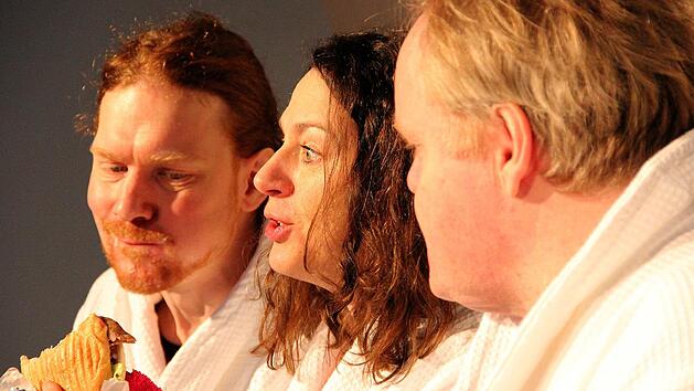 Aus dem Theaterst&uuml;ck "Wei&szlig;es M&auml;uschen warme Pistole" von Werner Lorenz, Bamberg: von links nach rechts: Benjamin Bochmann, Ursula Gumbsch, Stephan Bach  Foto: TiG Bamberg
