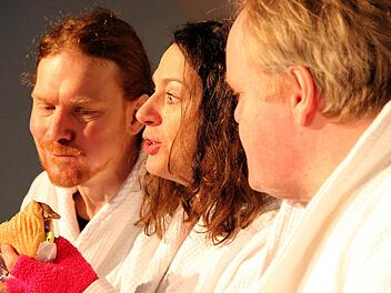 Aus dem Theaterstück "Weißes Mäuschen warme Pistole" von Werner Lorenz, Bamberg: von links nach rechts: Benjamin Bochmann, Ursula Gumbsch, Stephan Bach  Foto: TiG Bamberg