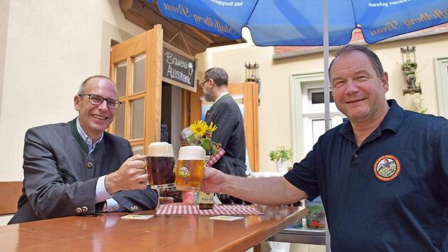 Landrat Christian Meißner und Karl-Heinz Wehrfritz von der Staffelberg-Bräu in Loffeld genießen ein Bier.  Foto: Heidi Bauer