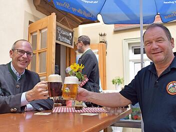 Landrat Christian Meißner und Karl-Heinz Wehrfritz von der Staffelberg-Bräu in Loffeld genießen ein Bier.  Foto: Heidi Bauer