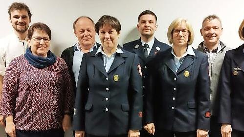 Ehrungen zum 25-j&auml;hrigen Dienstjubil&auml;um gab es bei der Feuerwehr Gro&szlig;enbrach: (hinten, von links) 1. Kommandant Christian Albert, Mario H&uuml;mpfer, Alexander H&ouml;fling, Daniel Schunjetz, Rainer Beck, 1. Vorsitzender Dominik Kutscher sowie (vorne, von l...