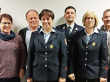 Ehrungen zum 25-jährigen Dienstjubiläum gab es bei der Feuerwehr Großenbrach: (hinten, von links) 1. Kommandant Christian Albert, Mario Hümpfer, Alexander Höfling, Daniel Schunjetz, Rainer Beck, 1. Vorsitzender Dominik Kutscher sowie (vorne, von l...