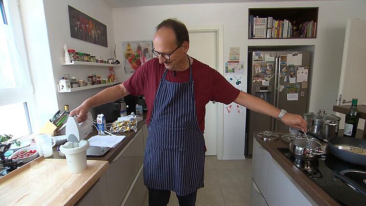 Beim Multitasken in der Küche kann auch mal was schiefgehen, aber das nimmt Armin mit Humor.