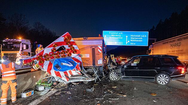 Auto kracht in Warnanh&auml;nger: Fahrer mittelschwer verletzt &ndash; Mindestens 100.000 Euro Schaden