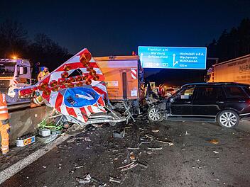 Auto kracht in Warnanh&auml;nger: Fahrer mittelschwer verletzt &ndash; Mindestens 100.000 Euro Schaden