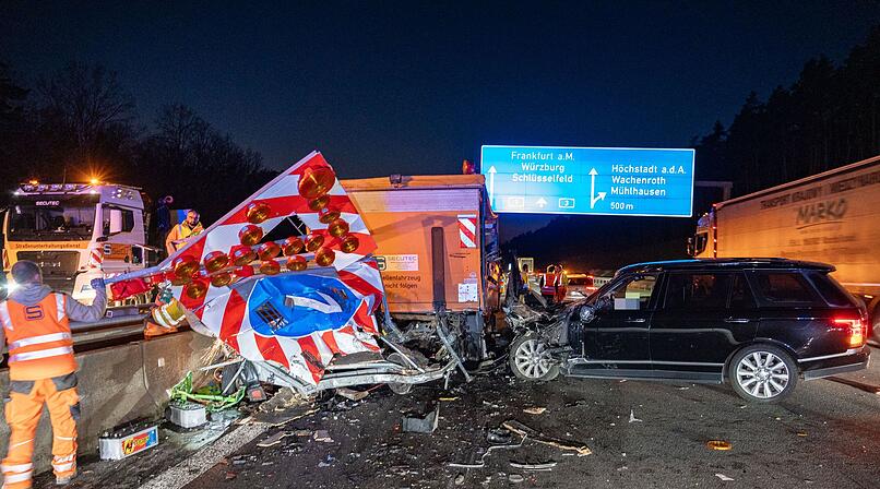 Auto kracht in Warnanh&auml;nger: Fahrer mittelschwer verletzt &ndash; Mindestens 100.000 Euro Schaden