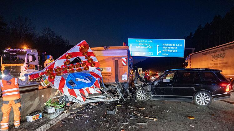 Auto kracht in Warnanh&auml;nger: Fahrer mittelschwer verletzt &ndash; Mindestens 100.000 Euro Schaden