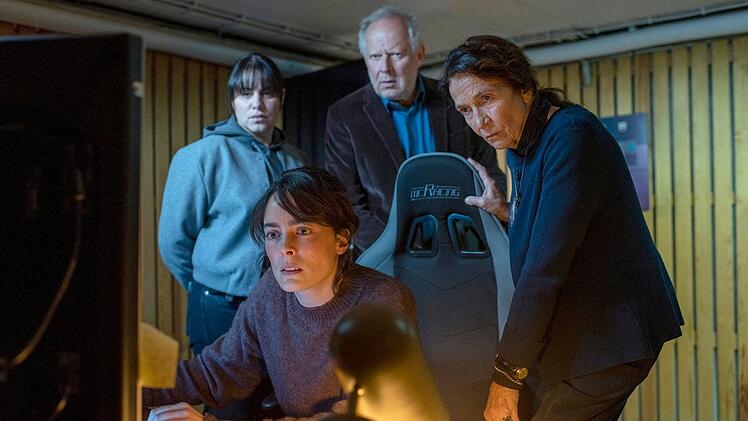 Programmiererin Sofia (Pauline Fusban, zweite von links) zeigt Sila Sahin (Almila Bagriacik, links), Klaus Borowski (Axel Milberg) und ihrer Oma (Tatja Seibt), bei der sie lebt, ihre Arbeit am Bildschirm.