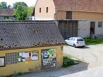 Die alte Feuerwehrhalle und die frühere Schützscheune wichen jetzt einem modernen Feuerwehrhaus mit Dorfplatz und Kinderspielplatz. Foto: fra-press