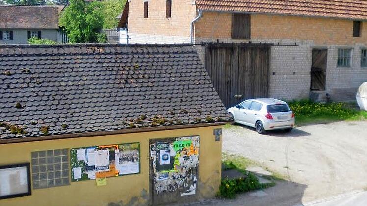 Die alte Feuerwehrhalle und die frühere Schützscheune wichen jetzt einem modernen Feuerwehrhaus mit Dorfplatz und Kinderspielplatz. Foto: fra-press
