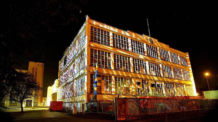 Bereichert wird die Kunstausstellung durch eine Lichtinstallation von Ingo Bracke. Sie setzte den neuen Sparkassenbau und die alte Spinnerei ins rechte Licht. Foto: Monika Limmer