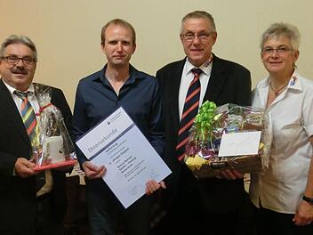 -Josef Bock (Geschäftsstellenleiter der SHK-Innung Schweinfurt-Main-Rhön)gratuliert Steffen Krug (2.v.l.) der seit 25 Jahren bei Konrad Wehner (2.v.r.) und Birgit Wehner arbeitet. Foto: privat