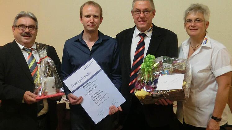 -Josef Bock (Geschäftsstellenleiter der SHK-Innung Schweinfurt-Main-Rhön)gratuliert Steffen Krug (2.v.l.) der seit 25 Jahren bei Konrad Wehner (2.v.r.) und Birgit Wehner arbeitet. Foto: privat