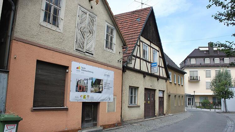 Das Transparent zeigt Ideen für die Judengasse. Wo kein Laden mehr eröffnen wird, bietet sich Wohnnutzung an, eventuell in einem Neubau. Garten und Stellplatz wären auch zentrumsnah möglich. Foto: Ramona Popp