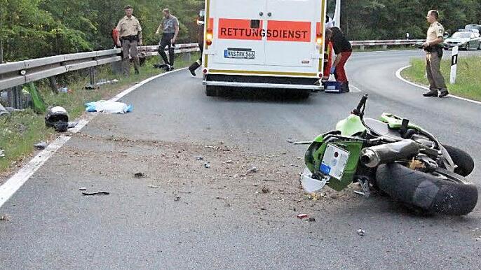 Total beschädigt wurde die Kawasaki, Typ "Ninja", durch den Aufprall an die Leitplanke. Der 24-jährige Fahrer erlitt schwerste Verletzungen.