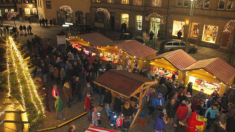Die Besucher des Weihnachtsmarkts warteten aufs Christkind.  Foto: Friedwald Schedel