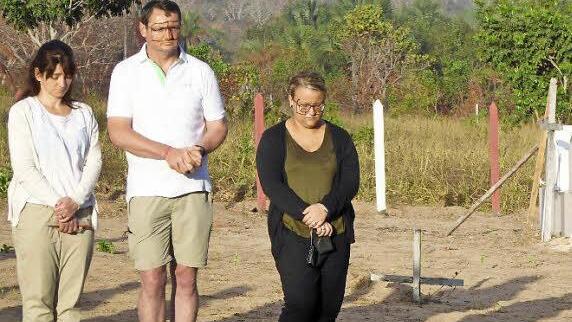 Ein besonders emotionaler Moment: Am Grab gedachten die Familienangehörigen ihres Onkels Pater Rudolf Lunkenbein.  Foto: Adalbert Kopp