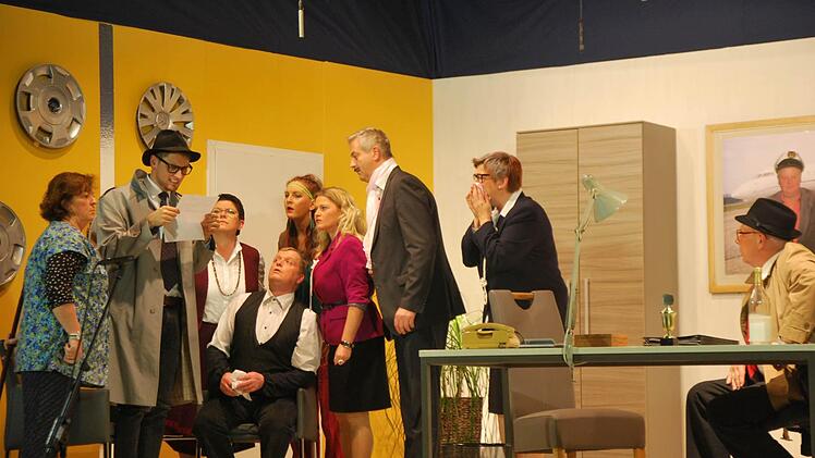 Die Kolping-Familie Burglauer führte heuer erstmals eine Kriminalkomödie auf und begeisterte damit das Publikum. Foto: Manfred Mellenthin