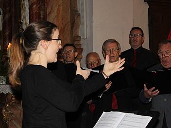 Anja Jäger stellte ihr großes musikalisches Talent auch als Dirigentin des Gesangvereins "Sängerkranz" unter Beweis.Christiane Reuther