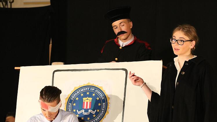Politische Parabel: Das Franz-Miltenberger-Gymnasium inszenierte "Arturo Ui" von Bertolt Brecht. Der aufhaltsame Aufstieg eines Gangsterbosses in Chicago zeigt, wie Macht Menschen manipuliert. Foto: Sebastian Schmitt