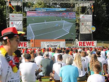 Mexiko geht in Führung - die deutschen Fans lassen die Köpfe hängen.  Klaus Schmitt