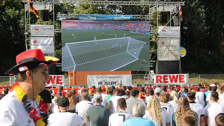 Mexiko geht in Führung - die deutschen Fans lassen die Köpfe hängen.  Klaus Schmitt