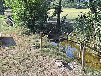 An der Altachquelle werden ein neues, größeres Kneippbecken mit Handlauf und ein neuer Zugang gebaut. Das Becken erhält einen Boden aus Einkornbeton und wird mit Muschelkalkblocksteinen eingefasst. Im Moment sieht es noch sehr romantisch aus. Fotos: Ulrike Langer