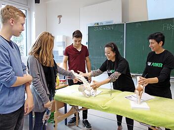 Sandra Hackl (r.) informiert die Schüler über Gesundheit und Sport im Beruf. Foto: Petra Malbrich