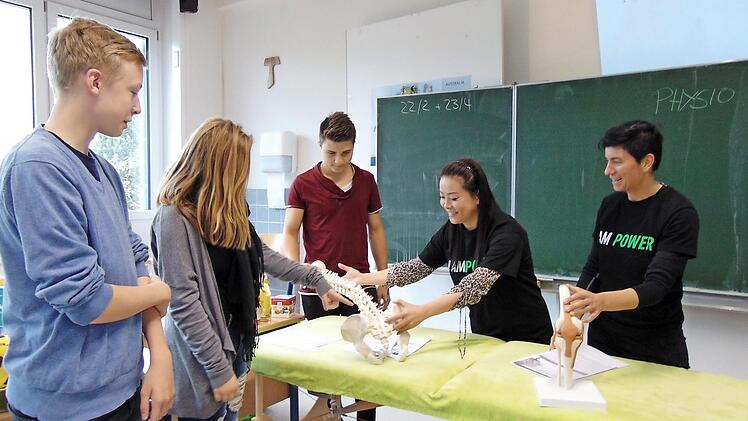 Sandra Hackl (r.) informiert die Schüler über Gesundheit und Sport im Beruf. Foto: Petra Malbrich