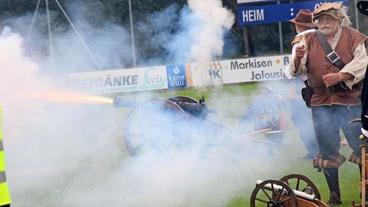 Am Sonntag kamen auch Kanonen zum Einsatz. Sie stammten von der Historischen Stadtwache Höchstadt.