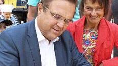 Hans-Peter Friedrich tr&auml;gt sich ins G&auml;stebuch ein, rechts B&uuml;rgermeisterin Christine Frie&szlig;.  Foto: Dietz