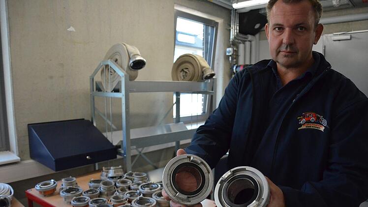 Kommandant Christian Büttner zeigt, wo im neuen Feuerwehrzentrum die Kupplungen der Schläuche gereinigt und überprüft werden. Foto: Sandra Hackenberg