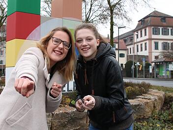 Paula Christof (links) und Emma Bindrum wollen neuen Wind in den Stadtrat bringen: Die beiden 18-Jährigen planen eine Liste, die ausschließlich aus Erstwählern besteht. Foto: Ralf Ruppert